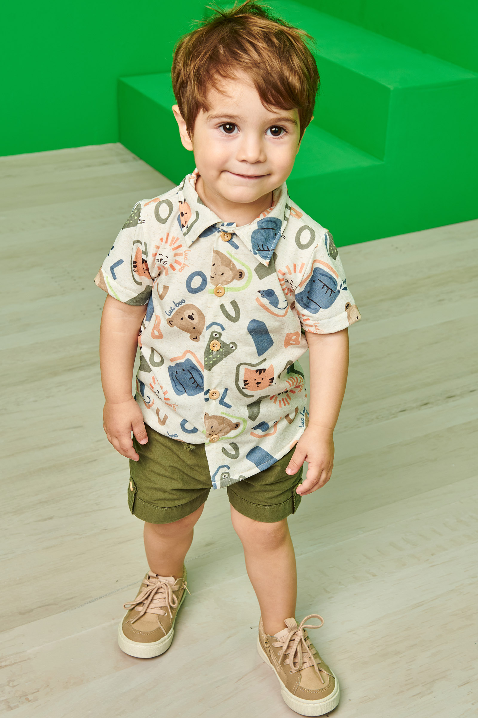 Camisa Branca Com Animais e Bermuda Verde